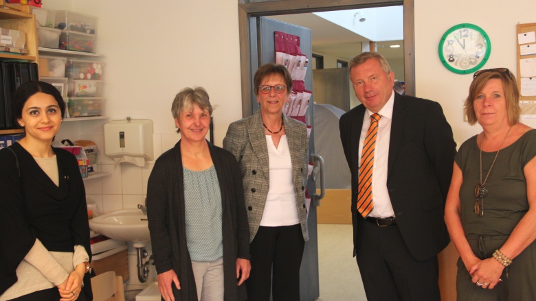 Norbert Brackmann beim Besuch in den Gruppenräumen der Kita "Bärenhöhle"