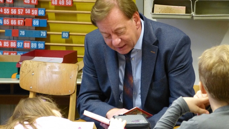 Der CDU-Bundestagsabgeordnete Ingo Gädechens las vor Schülern der 2. Klasse in der Gustav-Peters Grundschule vor.