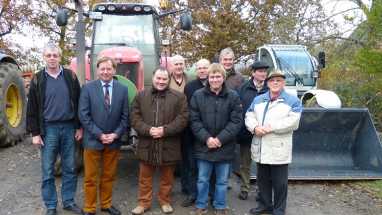 Landwirte im intensiven Gespräch mit Ingo Gädechens Landwirte im intensiven Gespräch mit Ingo Gädechens