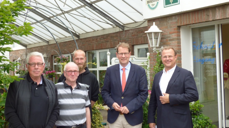 Gero Storjohann beim Besuch der Förderwerkstatt der Forsthaus GmbH in Bad Oldesloe