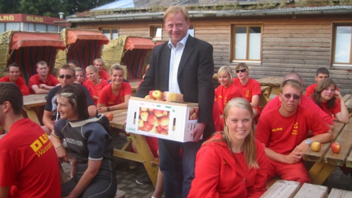 Ingo Gädechens, MbB besucht die Rettungsschwimmer vom DLRG