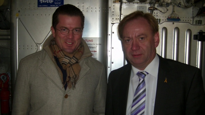 Ingo Gädechens begrüßt gemeinsam mit Bundesverteidigungsminister zu Guttenberg Aufklärungs-Tornados aus Afghanistan.