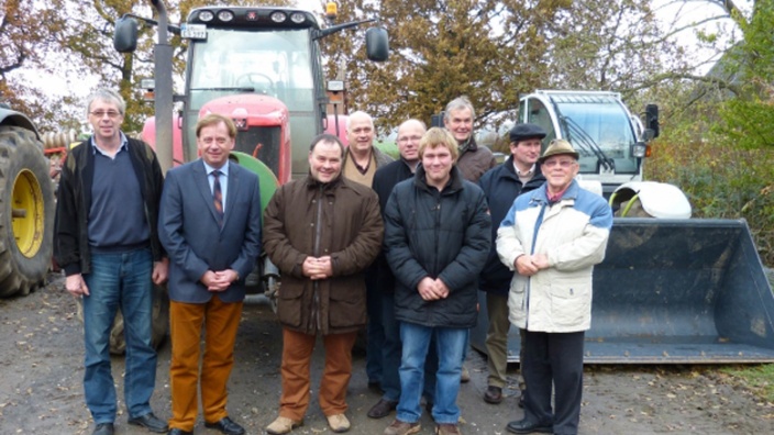 Landwirte im intensiven Gespräch mit Ingo Gädechens