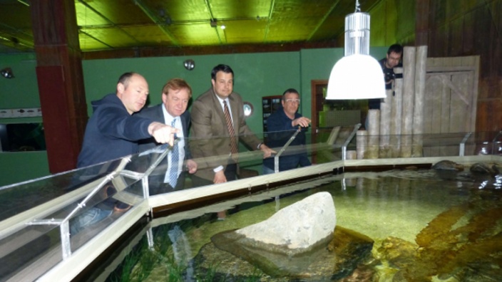 v.l.n.r.: Aquariumsleiter Niko Sähn; Ingo Gädechens, MdB; Rasmus Vöge; Wolfgang Heider, Projektleitung