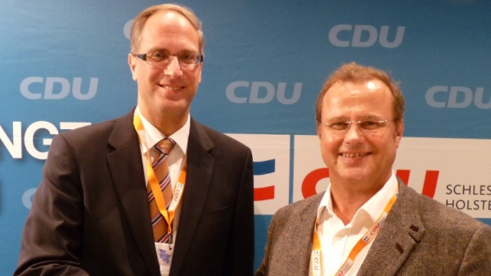 Der Kreisvorsitzende Tobias Koch gratuliert Claus Christian Claussen zur Wiederwahl.